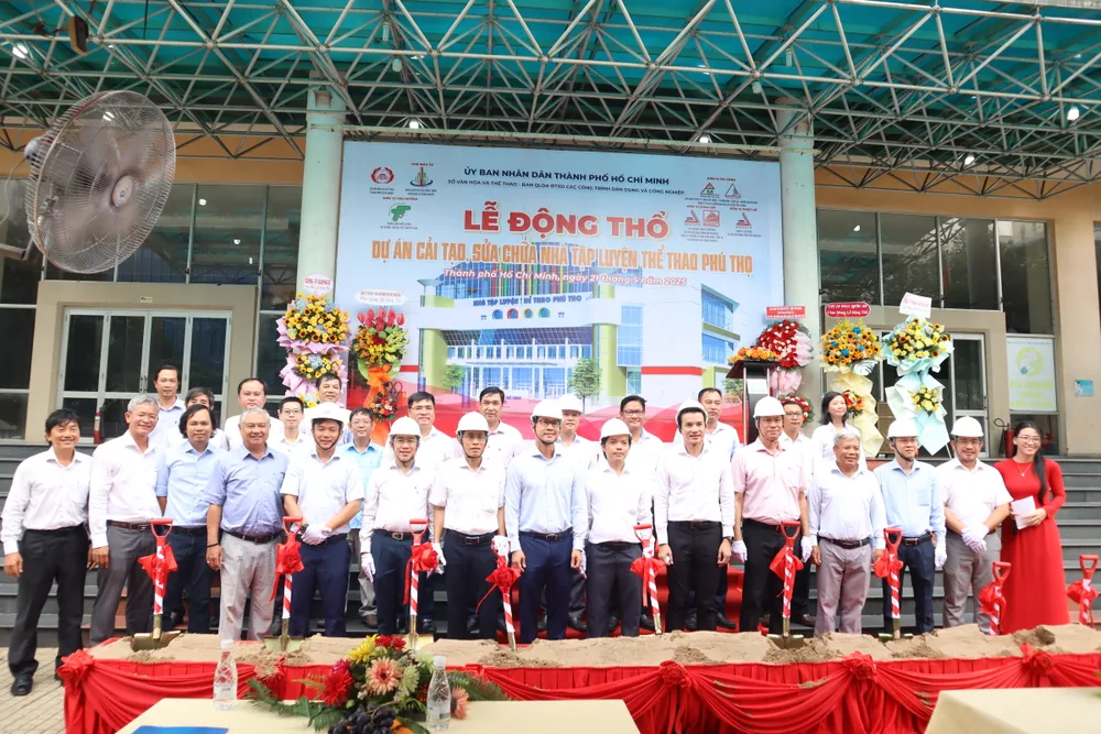 Lãnh đạo ngành thể thao, đại diện các nhà thầu chụp ảnh lưu niệm tại lễ động thổ dự án. Ảnh: THANH TÙNG 1000022079.jpg