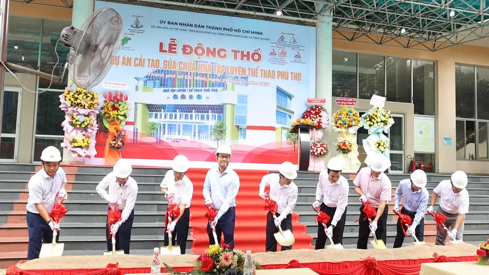 Các lãnh đạo thực hiện nghi thức động thổ dự án Nhà tập luyện thể thao Phú Thọ. Ảnh. THANH TÙNG 1000022086.jpg