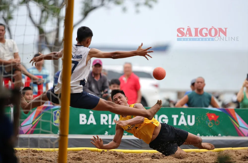 Môi trường thi đấu trên cát tạo nhiều khó khăn cho VĐV. Ảnh: DŨNG PHƯƠNG z6630033964633_9cfcb71db2ddda2137fe9dda2e61444c.jpg