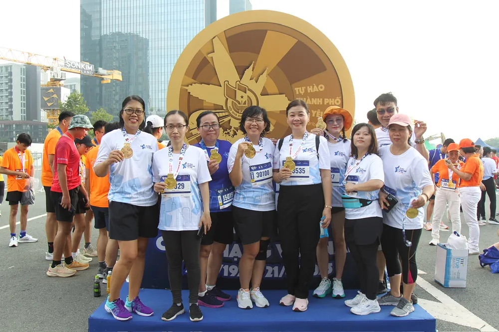 Nhiều người công tác trong lĩnh vực báo chí đã tham gia hưởng ứng kỷ niệm 100 năm ngày Báo chí Cách mạng Việt Nam. Ảnh: DŨNG PHƯƠNG 1000022615.jpg
