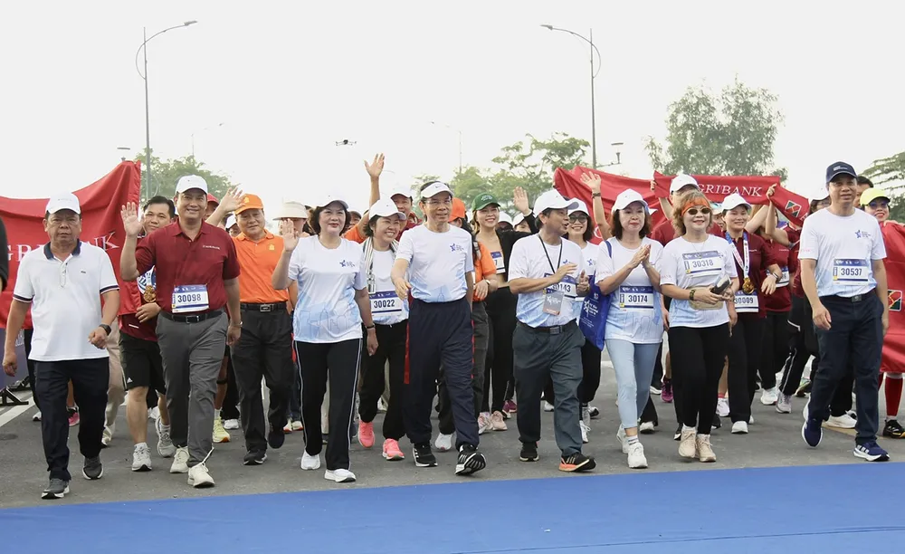 Các lãnh đạo cơ quan, ban ngành tham gia nội dung đi bộ 3,5km. Ảnh: DŨNG PHƯƠNG 1000022626.jpg