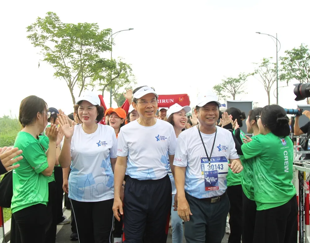 Bí thư thành ủy TPHCM Nguyễn Văn Nên (giữa) tham gia đi bộ đồng hành tại giải. Ảnh: DŨNG PHƯƠNG 1000022629.jpg