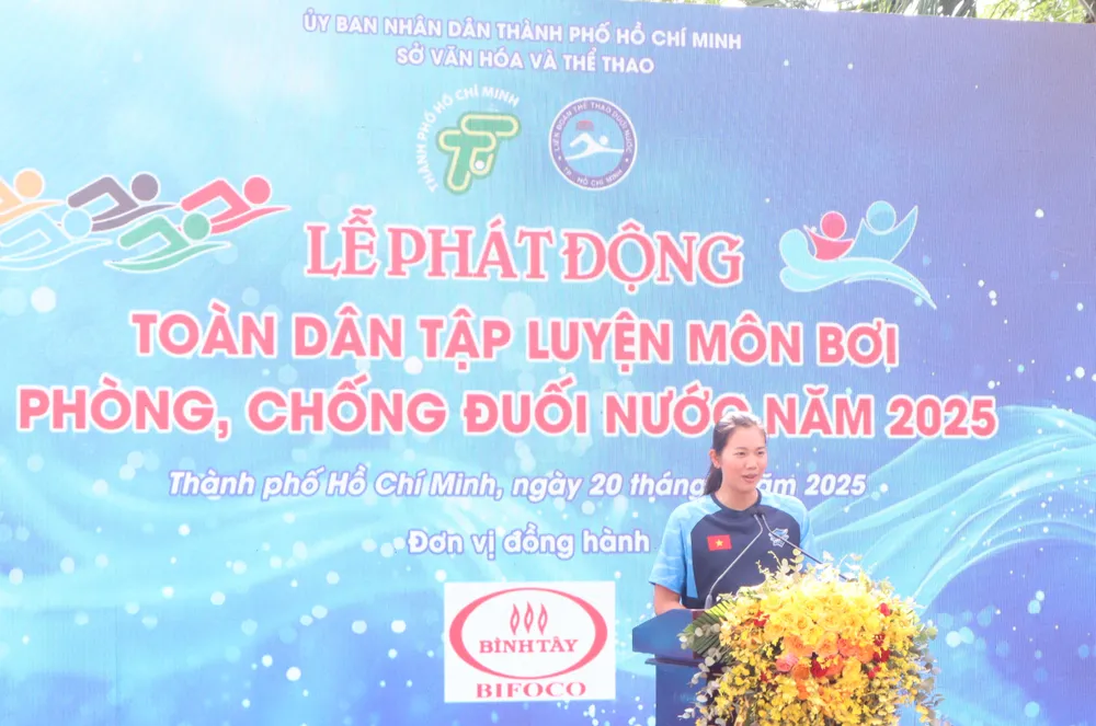 Ánh Viên truyền cảm hứng học bơi, phòng chống đuối nước tại TPHCM. Ảnh: THANH TÙNG 1000022797.jpg