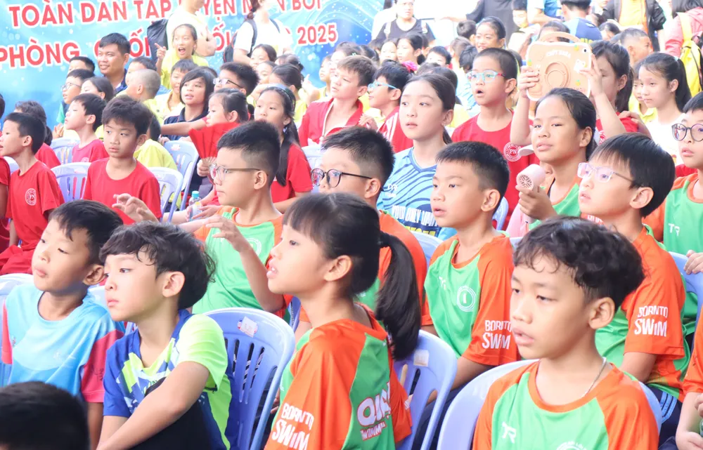 Đông đảo các em nhỏ tham gia hưởng ứng lễ phát động. Ảnh: THANH TÙNG 1000022798.jpg