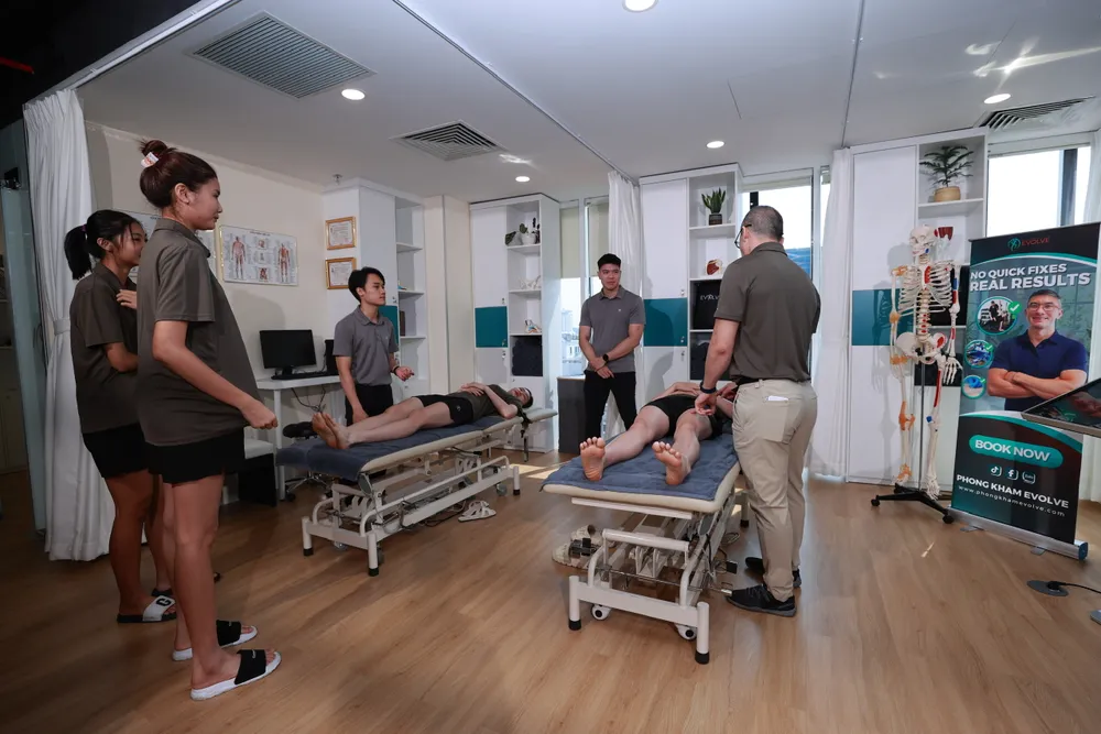 Các VĐV được kiểm tra và điều trị sơ bộ. Ảnh: DŨNG PHƯƠNG 1000022819.jpg