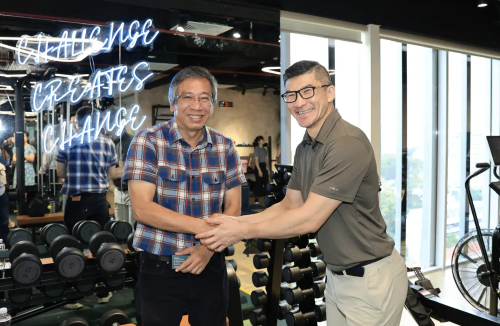 Ông Phan Hùng Cường - Giám đốc Công ty thể thao Bình Điền Long An (trái) đánh giá cao sự chuyên nghiệp, tính chuyên môn cao của Evolve. Ảnh: DŨNG PHƯƠNG 1000022832.jpg