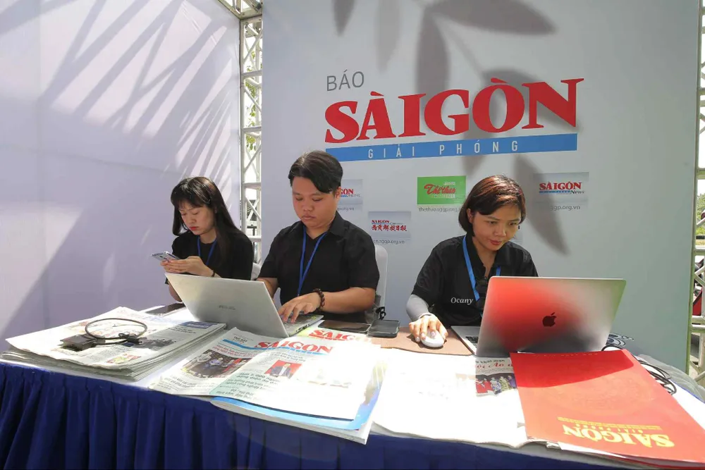 Các phóng viên của Báo SGGP tác nghiệp tại khu thông tin của giải chạy Run To Live. Ảnh: DŨNG PHƯƠNG 1000022846.jpg