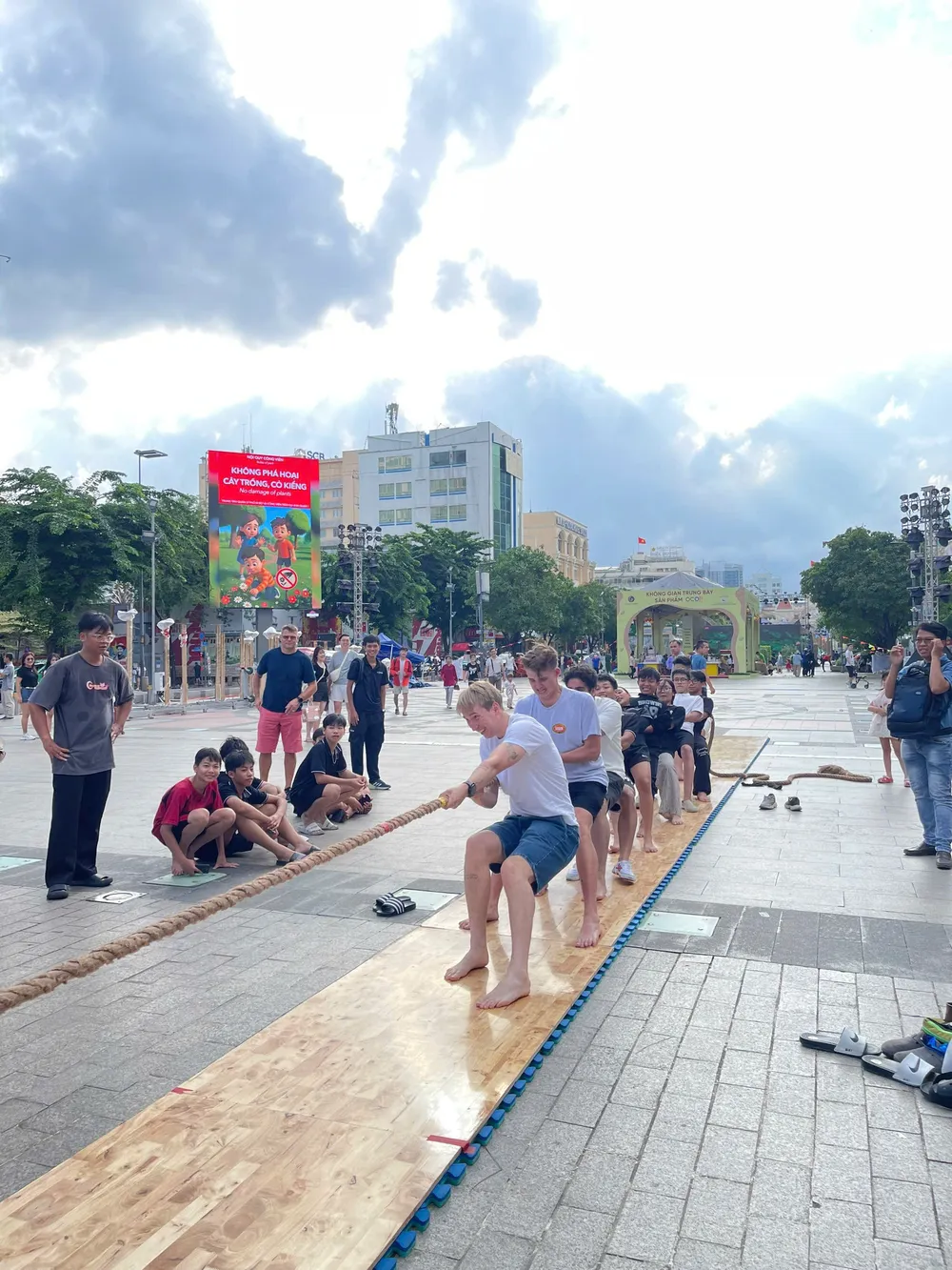 Các du khách hào hứng thi đấu kéo co 1000022975.jpg