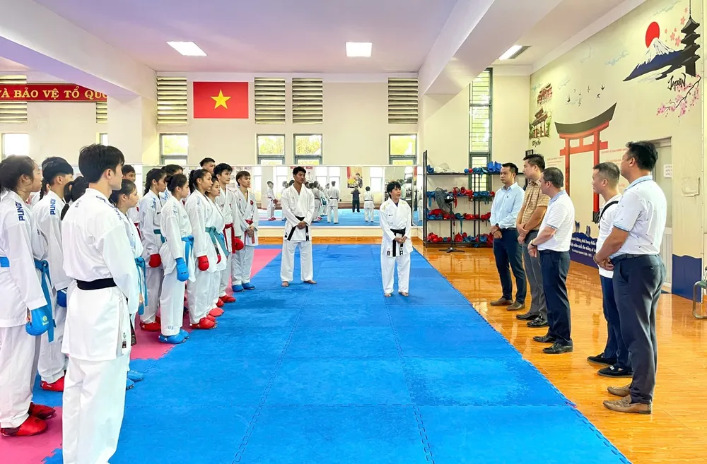 Đoàn lãnh đạo động viên đội tuyển karate Việt Nam 1000023038.jpg