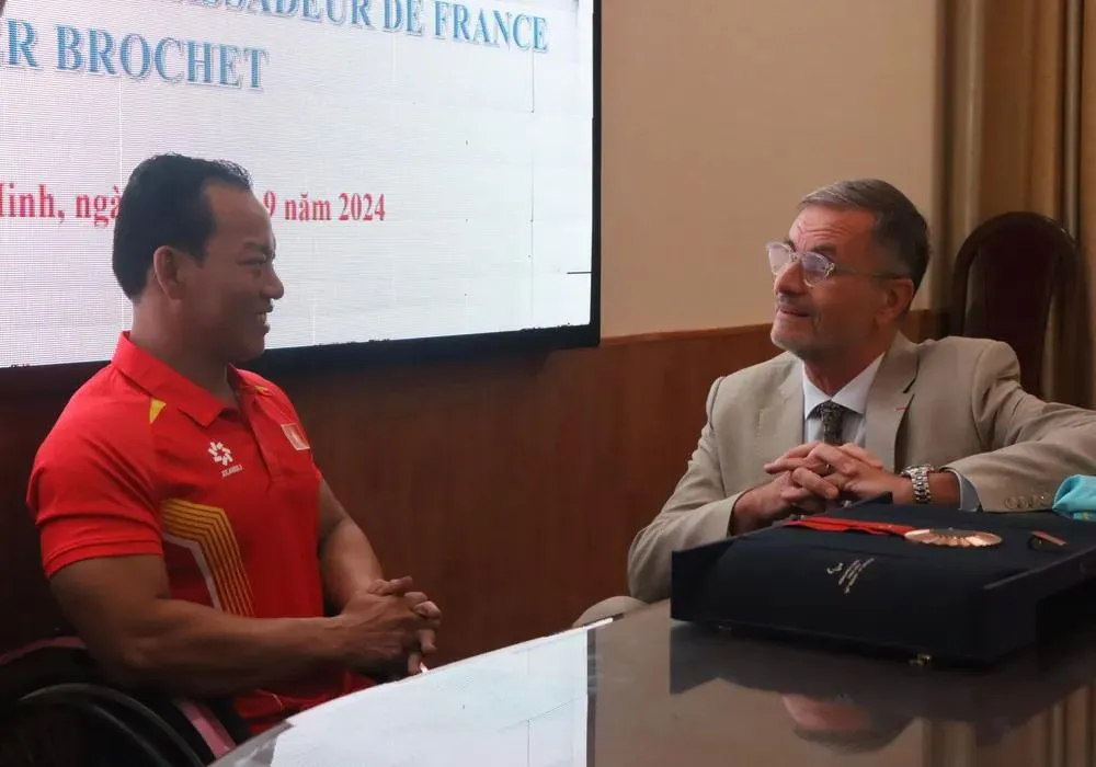 Đại sứ Pháp Olivier Brochet gửi lời chúc mừng đến lực sĩ Lê Văn Công sau thành tích HCĐ Paralympic Paris 2024. Ảnh: THANH TÙNG 1000023084.jpg