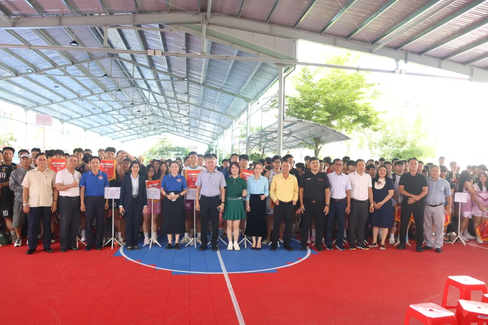 Ban tổ chức chụp ảnh lưu niệm cùng các đội tham gia. Ảnh: THANH TÙNG 1000023116.jpg
