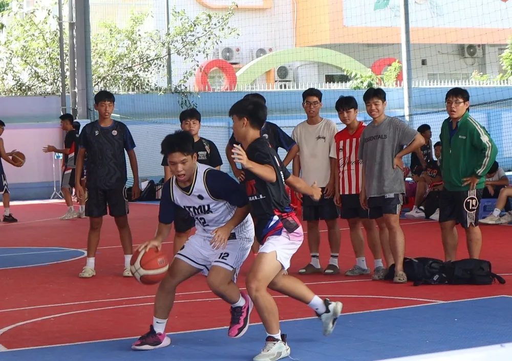 Các tuyển thủ luyện tập khởi động trước khi bước vào trận tranh tài chính thức. Ảnh: THANH TÙNG 1000023142.jpg