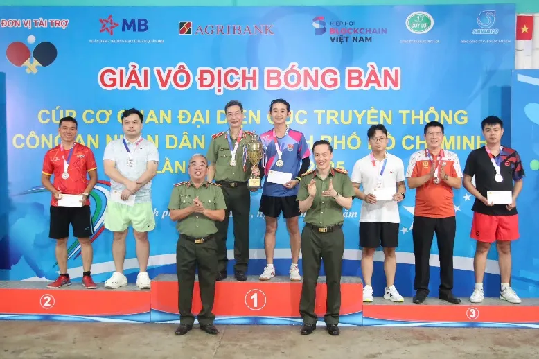 BTC trao giải cho các VĐV đạt thành tích cao 1000023216.jpg