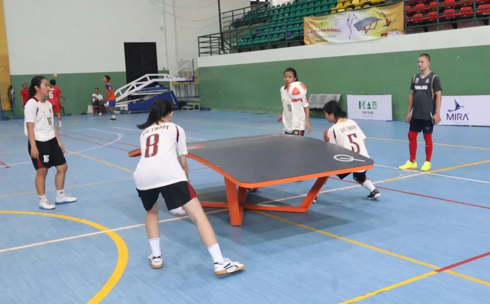 Chuyên gia Thái Lan hướng dẫn cho các VĐV nữ. Ảnh: THANH TÙNG 1000023429.jpg