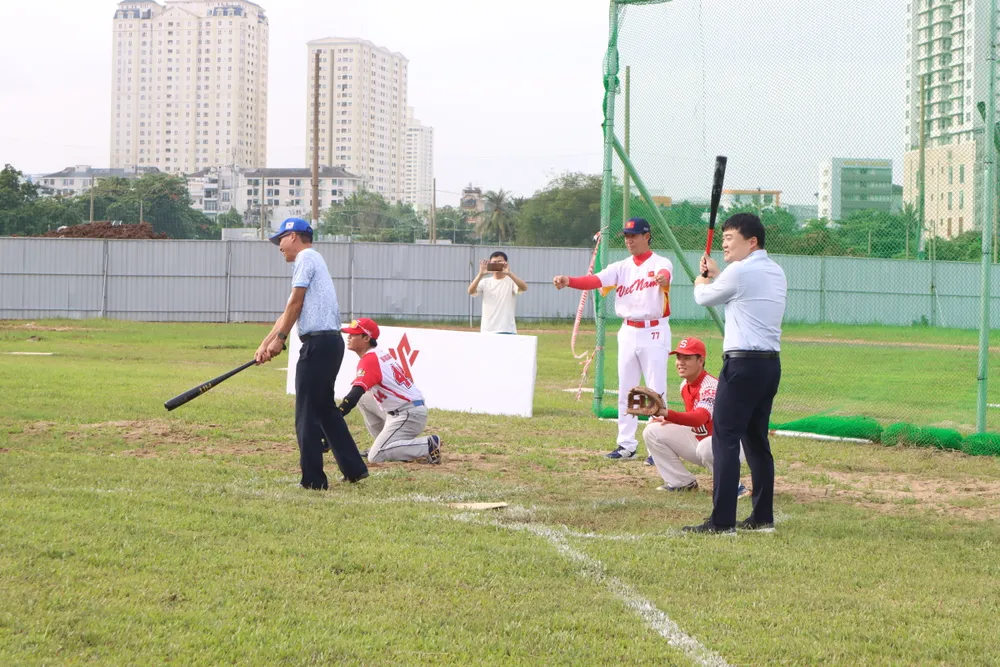 Các đại biểu phát bóng khai mạc. Ảnh: THANH TÙNG 1000023490.jpg