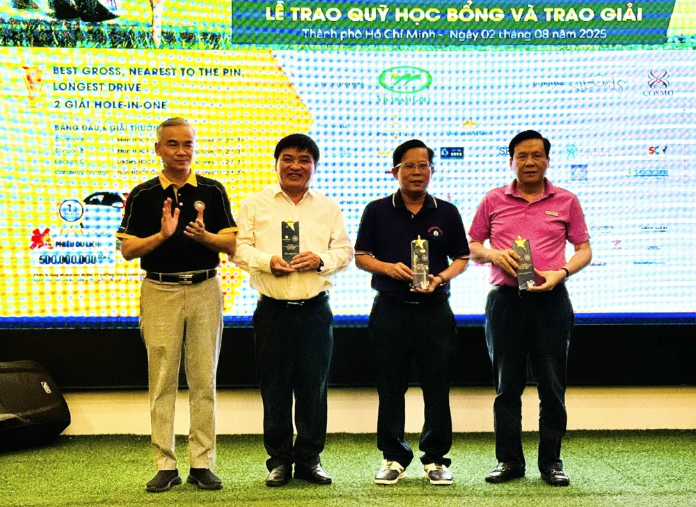 BTC trao tặng kỷ niệm chương đến các đơn vị đồng hành. Ảnh: THANH TÙNG 1000023748.jpg