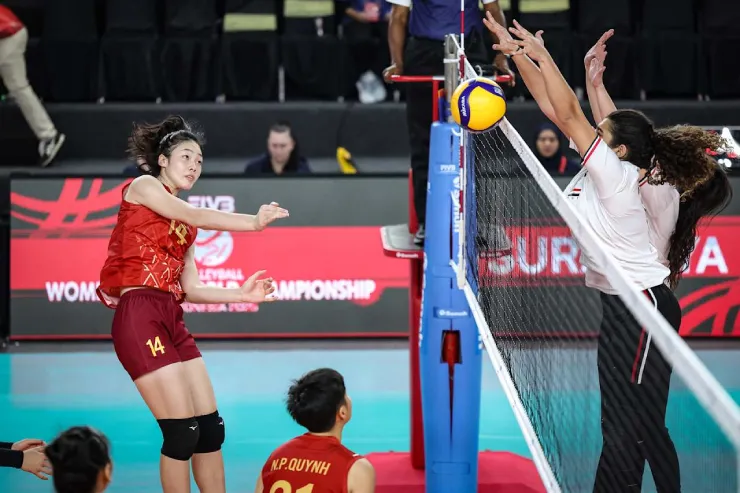 Quỳnh Hương (số 14) và các đồng đội quyết tâm thể hiện tốt ở trận đấu với Chile