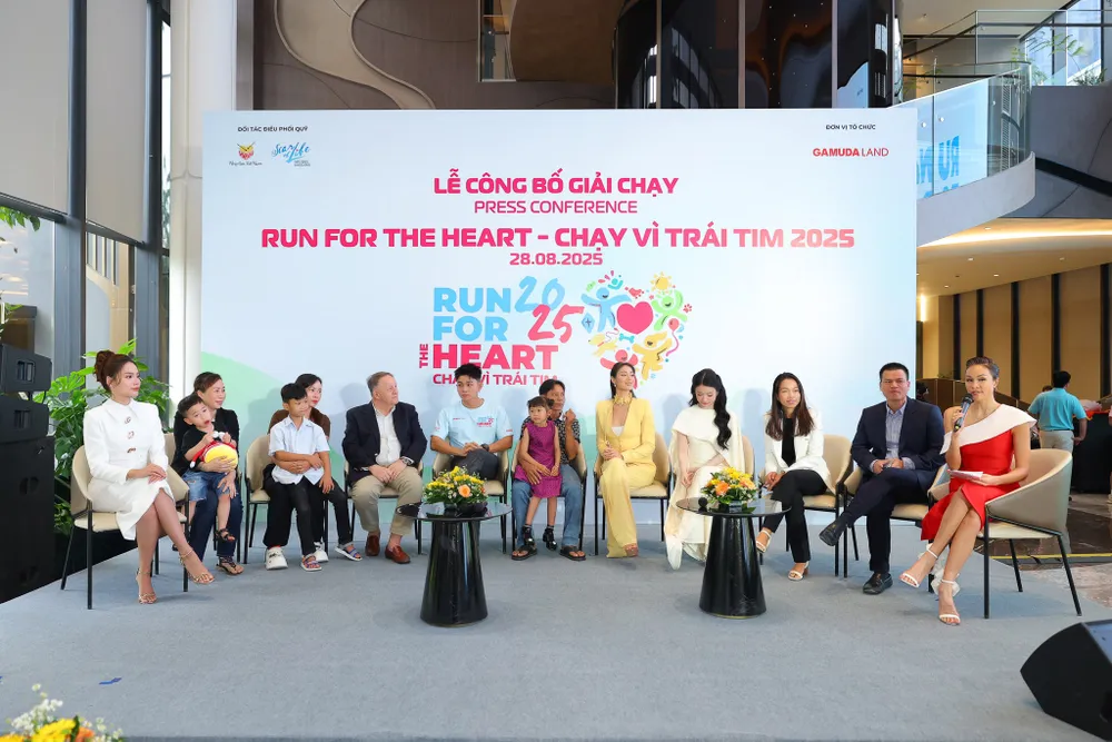 Đại diện BTC, khách mời giao lưu cùng các gia đình có bé mổ tim thành công 