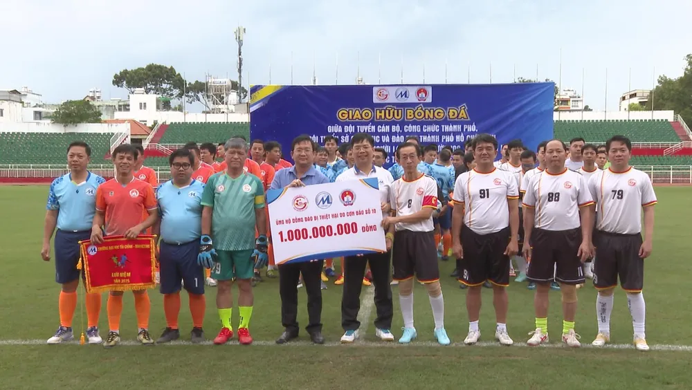 Giải giao hữu bóng đá quyên góp ủng hộ người dân vùng lũ