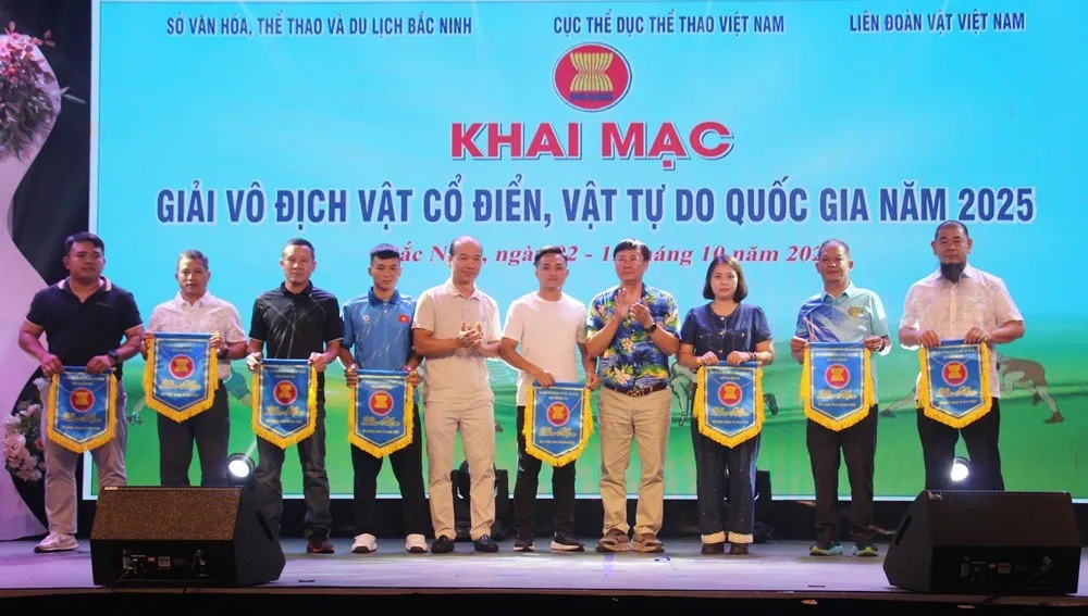 Ban tổ chức trao cờ lưu niệm cho các đội tham dự