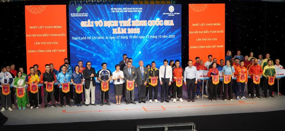 Ban tổ chức trao cờ lưu niệm cho các đoàn tham dự