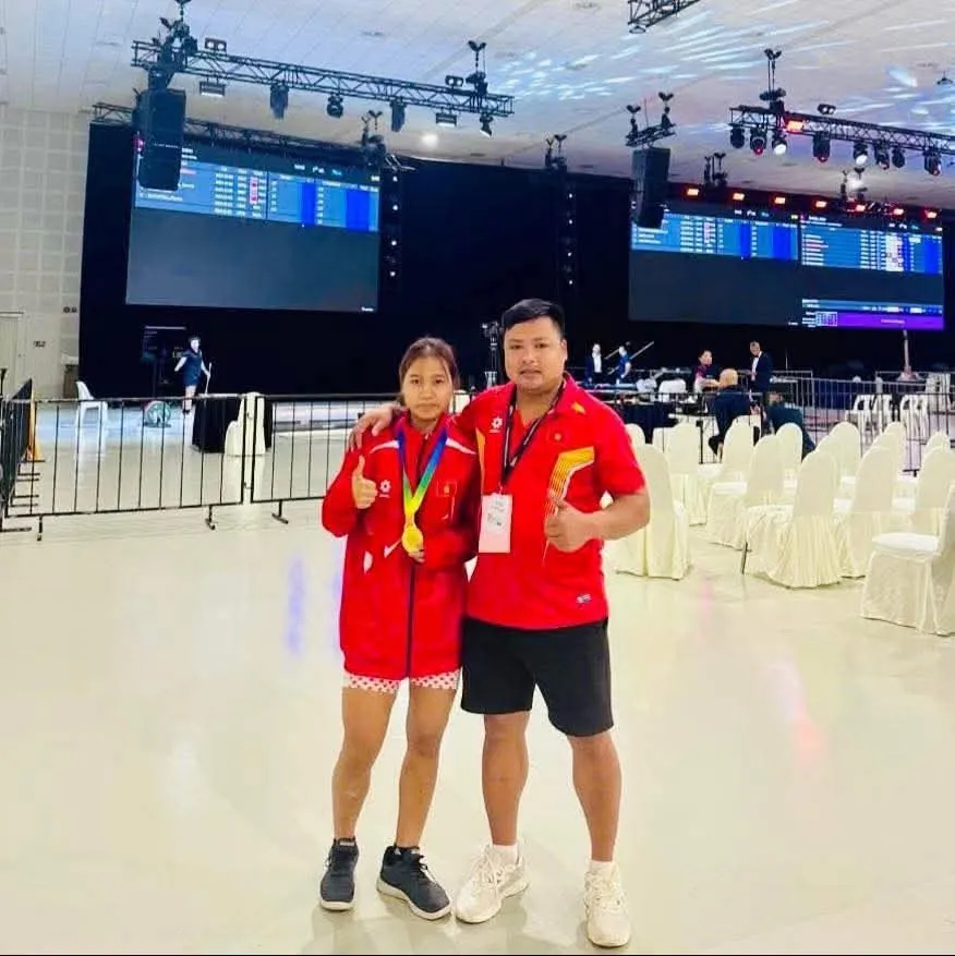 VĐV cử tạ trẻ nổi bật của TPHCM Y Liên (trái) sẽ tham dự Đại hội Thể thao trẻ châu Á lần 3