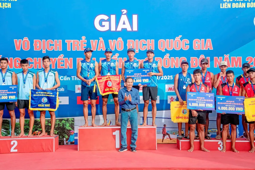 BTC trao giải nội dung đồng đội nam vô địch trẻ