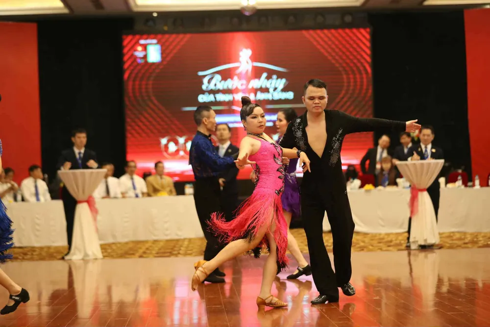 Các VĐV tự tin thi đấu trên sàn diễn