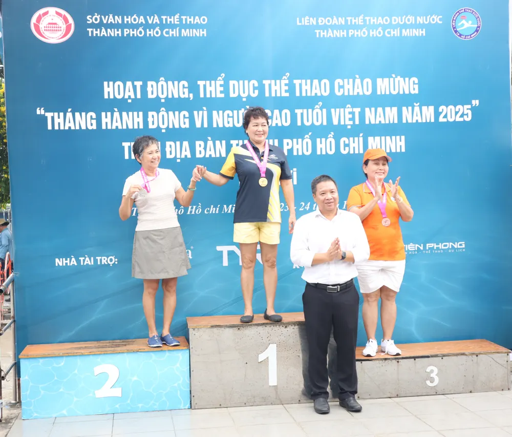 Ban tổ chức trao giải một số nội dung thi đấu. Ảnh: THANH TÙNG 