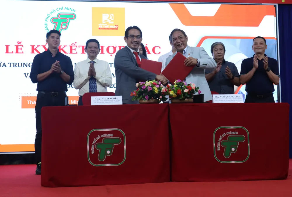Đại diện của Trung tâm Huấn luyện và Thi đấu TDTT TPHCM với Liên đoàn Xe Thể thao thành phố ký kết hợp tác. Ảnh: THANH TÙNG 
