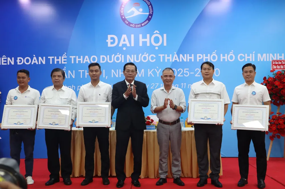 Ông Trần Mạnh Út (vest đen) là Chủ tịch Liên đoàn Thể thao dưới nước TPHCM nhiệm kỳ 2025-2030. Ảnh: THANH TÙNG 