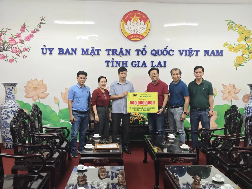 Anh Ngô Văn Đông – TGĐ Công ty dẫn đầu đoàn công tác trao cứu trợ cho người dân tỉnh Gia Lai