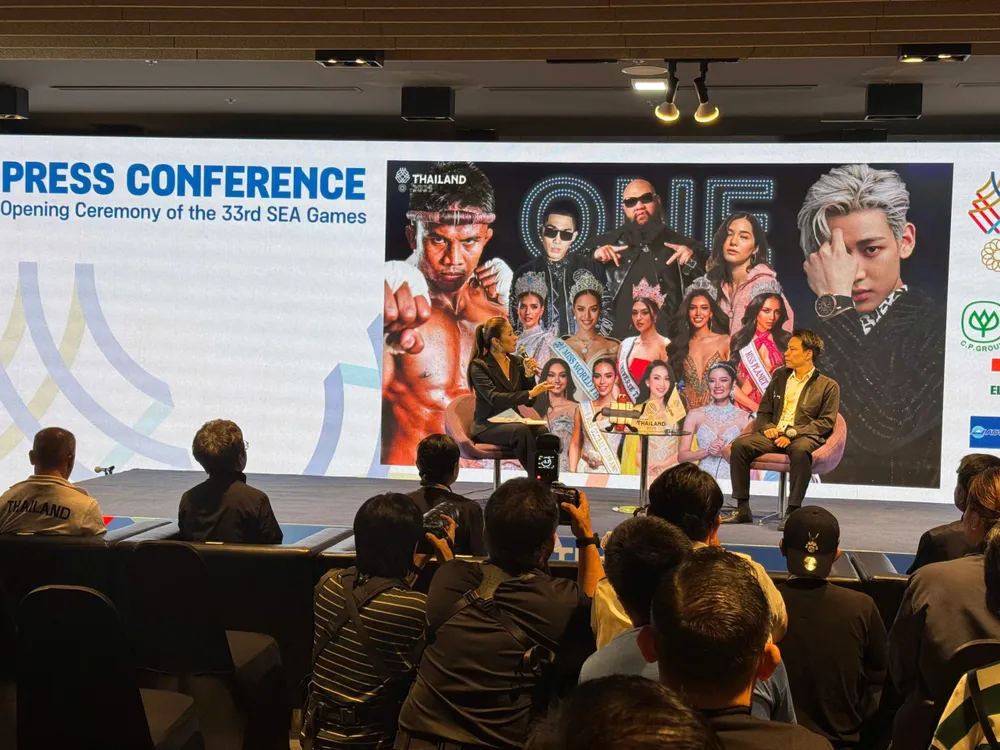 Ông Atthakorn Sirilattayakorn, Bộ trưởng Bộ Du lịch và Thể thao Thái Lan (phải) dự họp báo thông tin về lễ khai mạc. Ảnh: DŨNG PHƯƠNG 