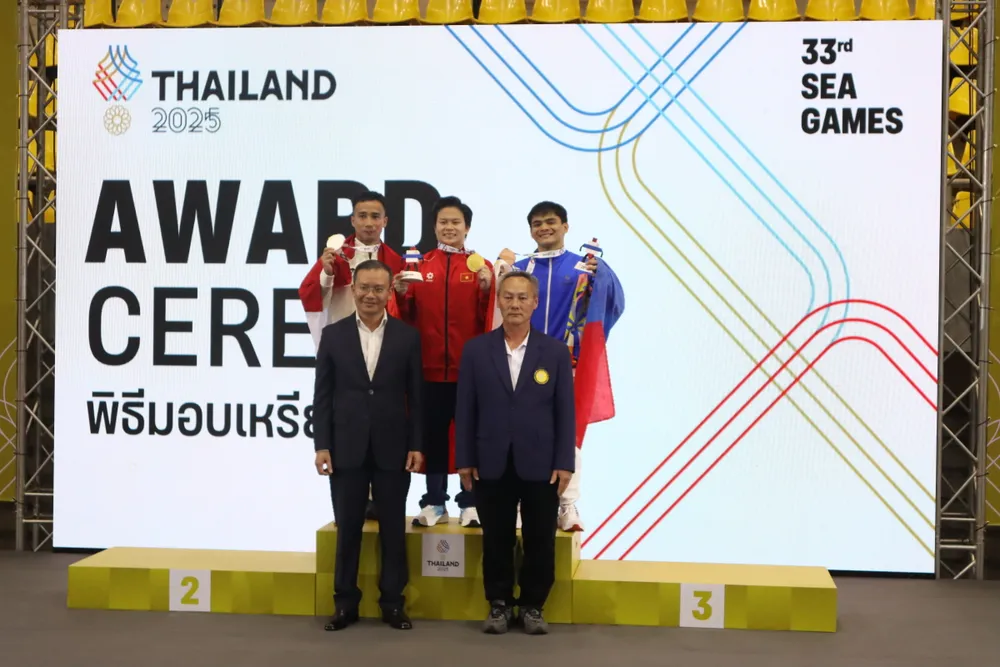 Khánh Phong (giữa) trên bục nhận thưởng HCV vòng treo. Ảnh: THANH TÙNG 