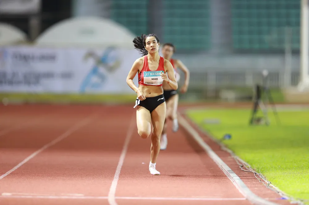 Bùi Thị Ngân trên đường chạy chung kết 1.500m nữ. Ảnh: DŨNG PHƯƠNG