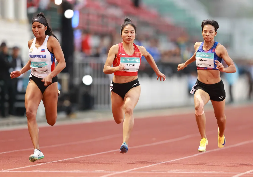 Hà Thị Thu (giữa) trên đường chạy 100m nữ SEA Games 33. Ảnh: DŨNG PHƯƠNG 