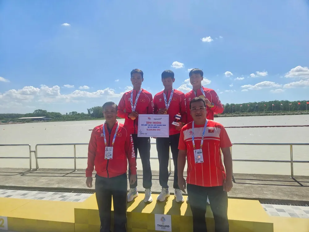 Tấm HCV ở nội dung thuyền đôi nam một mái chèo hạng nhẹ của Hoàng Văn Đạt và Nguyễn Phú