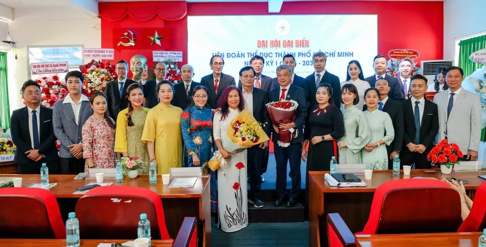 Ban chấp hành Liên đoàn Thể dục TPHCM nhiệm kỳ 2025-2030 ra mắt. Ảnh: THANH TÙNG 