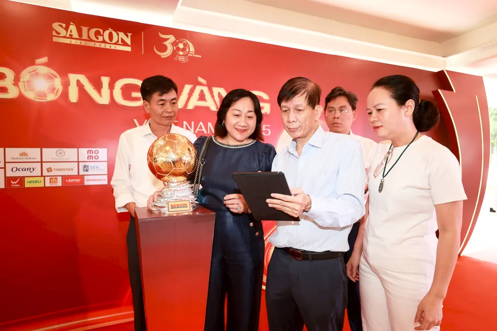 Các thành viên Ban Tổ chức kiểm tra khu vực tổ chức sự kiện. Ảnh: DŨNG PHƯƠNG 