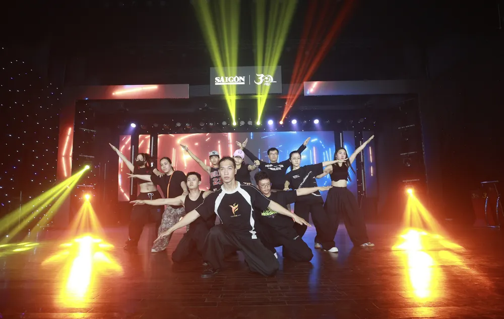 Vũ đoàn tổng duyệt cho đêm gala. Ảnh: DŨNG PHƯƠNG 