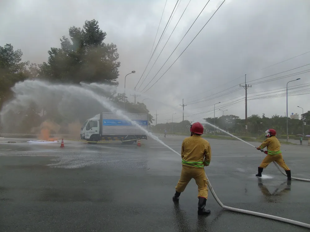 Diễn tập ứng phó sự cố tràn đổ hóa chất trên đường vận chuyển ảnh 2