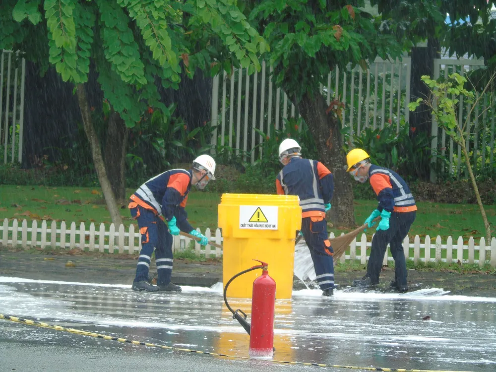 Diễn tập ứng phó sự cố tràn đổ hóa chất trên đường vận chuyển ảnh 3