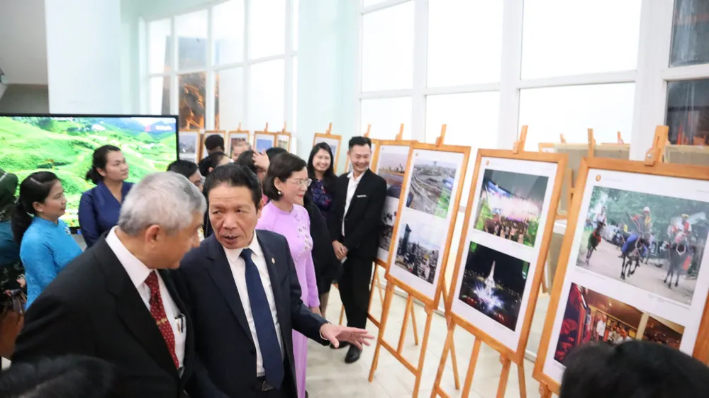 Khai mạc triển lãm ảnh và phim phóng sự - tài liệu trong Cộng đồng ASEAN ảnh 2 Khai mạc triển lãm ảnh và phim phóng sự - tài liệu trong Cộng đồng ASEAN ảnh 2