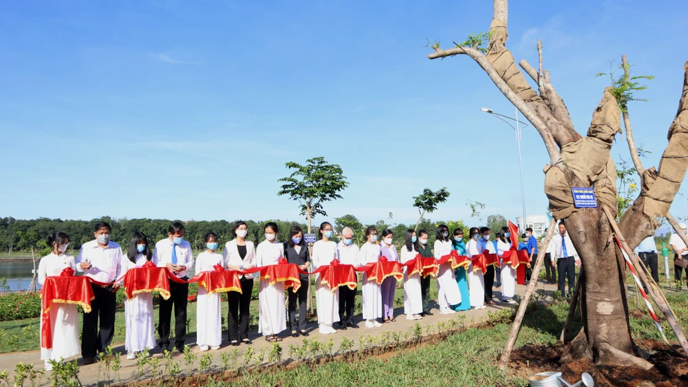 Lễ khánh thành công viên Hồ Suối Cam