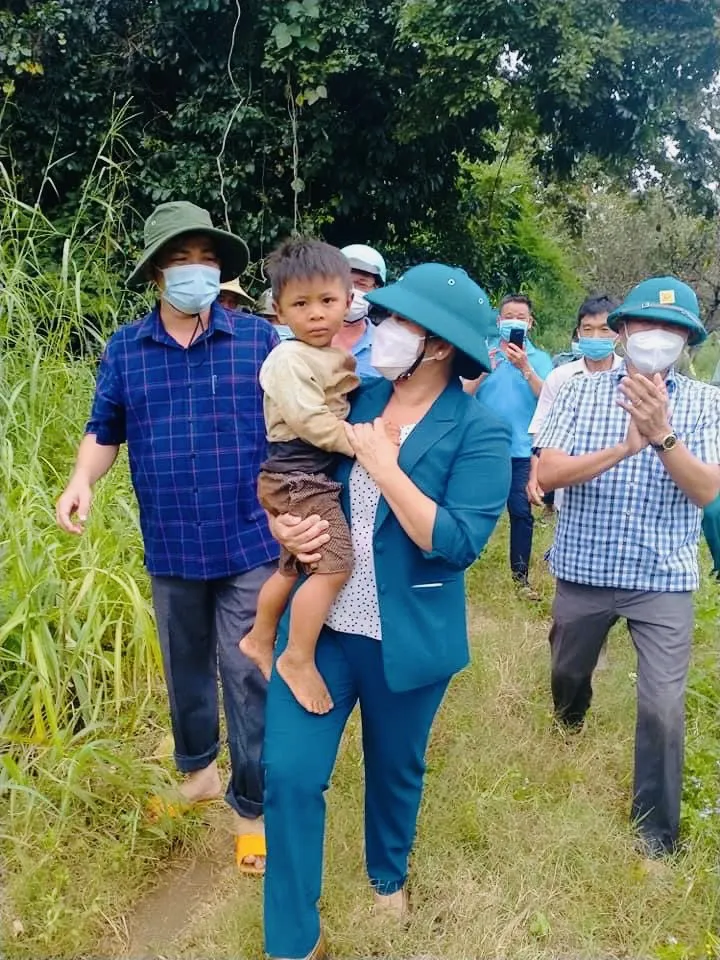 Bình Phước: Tìm thấy bé trai đi lạc vào lô cao su sau 1 ngày đêm ảnh 1