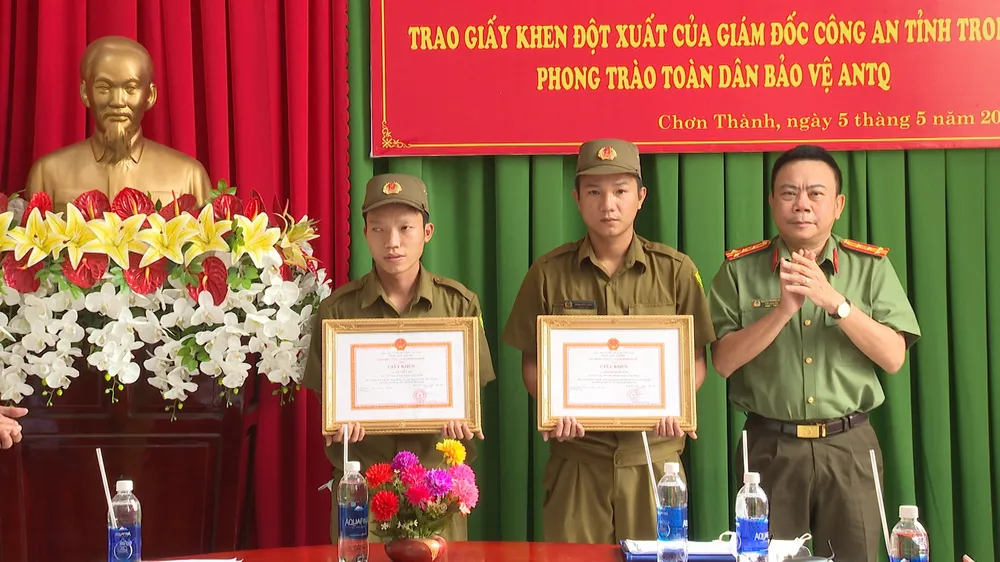 Bình Phước: Tặng giấy khen cho 2 công dân dũng cảm bắt đối tượng tàng trữ ma túy ảnh 1
