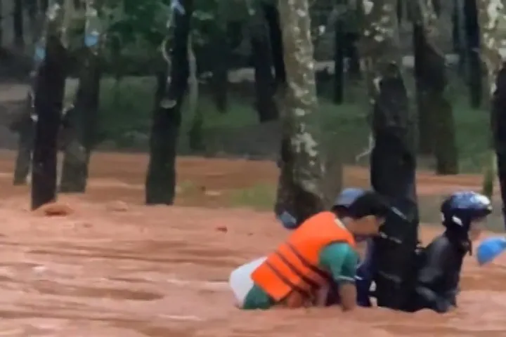 Bình Phước: Dân quân xã cứu dân giữa dòng nước xiết ảnh 1