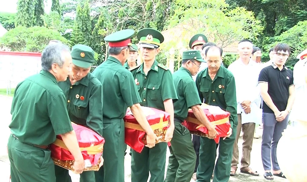 Bình Phước: Tiễn đưa 3 hài cốt liệt sĩ về quê hương ảnh 1 Bình Phước: Tiễn đưa 3 hài cốt liệt sĩ về quê hương ảnh 1