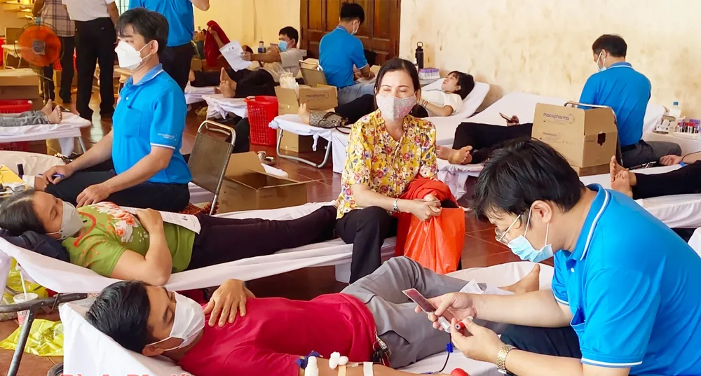  496 cán bộ, giáo viên, học sinh ở huyện biên giới hiến máu tình nguyện ảnh 1