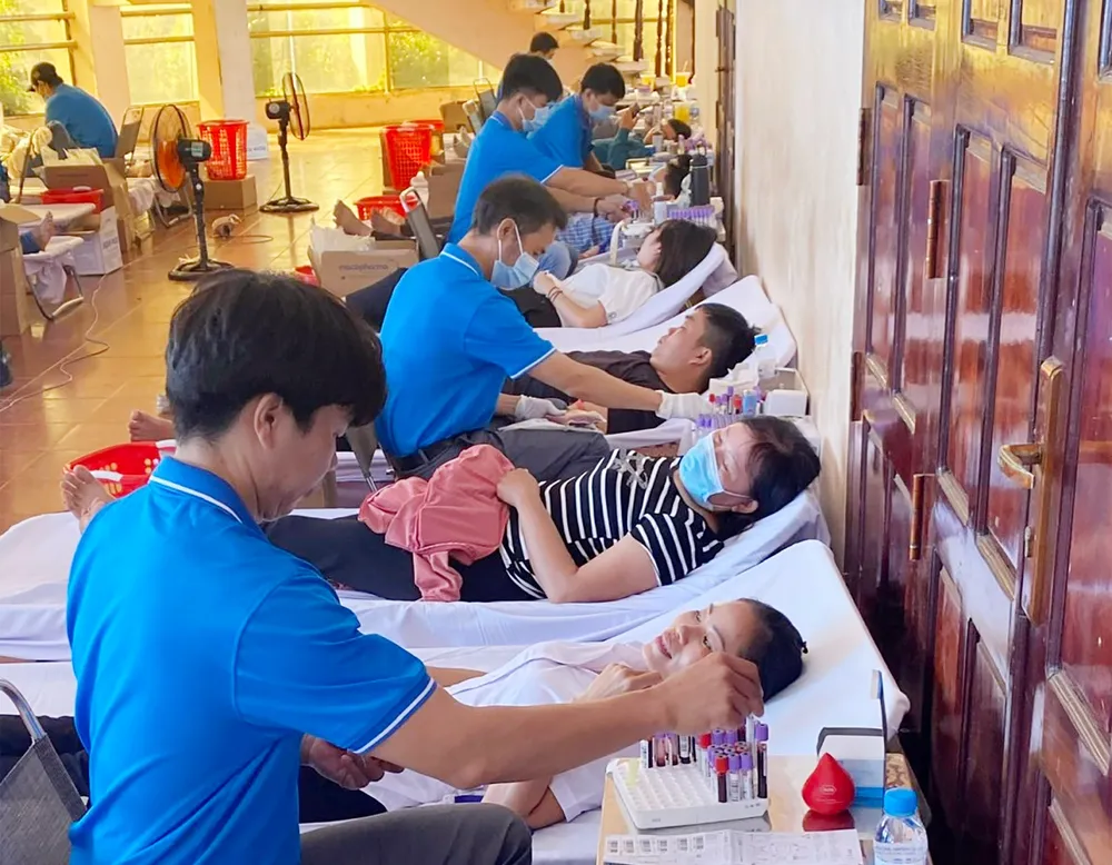  496 cán bộ, giáo viên, học sinh ở huyện biên giới hiến máu tình nguyện ảnh 2